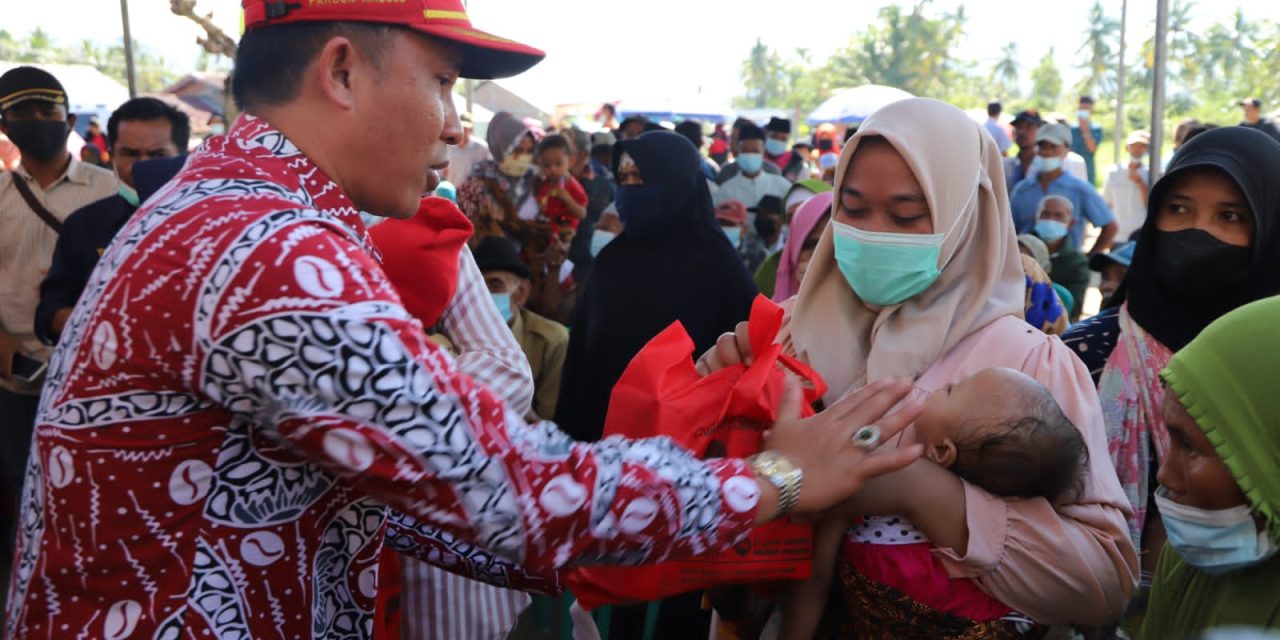 Bupati Parosil Menyerahkan Bantuan Kepada Lansia, Ibu Hamil dan Ibu Menyusui di Kecamatan BNS dan Suoh