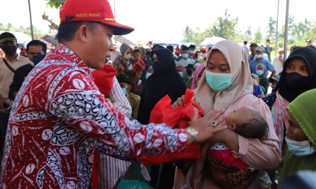 Bupati Parosil Menyerahkan Bantuan Kepada Lansia, Ibu Hamil dan Ibu Menyusui di Kecamatan BNS dan Suoh