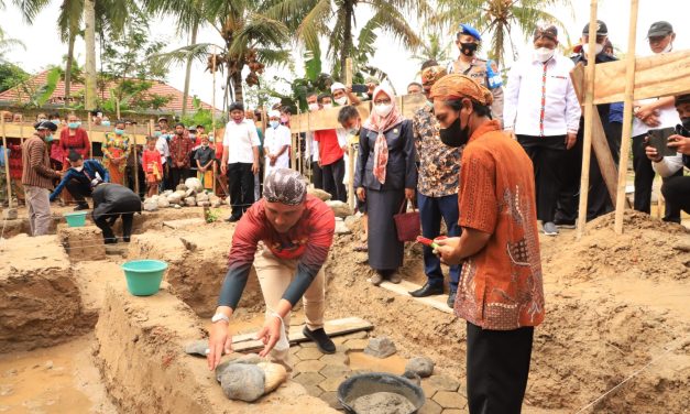 Bupati Lampung Barat Melakukan Peletakan Batu Pertama Di Kecamatan BNS