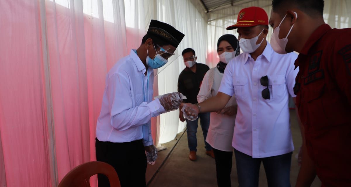 Bupati Parosil Meninjau Pelaksanaan Pilperatin serentak di Kabupaten Lambar