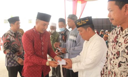 Sebagai implementasi program ketujuh, Bupati Parosil membagikan insentif guru ngaji, marbot dan imam masjid