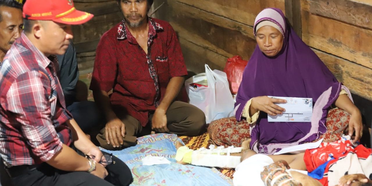 Bupati Lampung Barat Jenguk 3 masyarakatnya yang sedang sakit