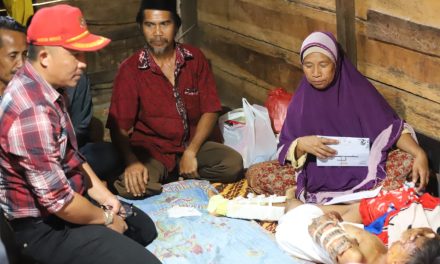 Bupati Lampung Barat Jenguk 3 masyarakatnya yang sedang sakit
