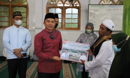 Bupati Parosil Menyerahkan Bantuan Dana Pembangunan Masjid Senilai Rp.100 juta
