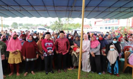 Bupati dan Wakil Bupati Lampung Barat Bagikan 600 Paket Sembako Tebus Murah