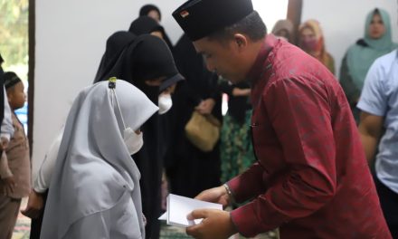 Bupati dan Wakil Bupati Lampung Barat Menyerahkan Bantuan di Safari Ramadhan