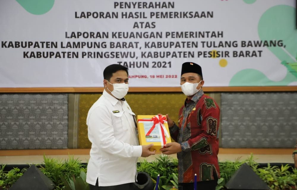 Bupati Lampung Barat Melakukan Penyerahan LKPD Tahun 2021 Kepada BPK RI Provinsi Lampung