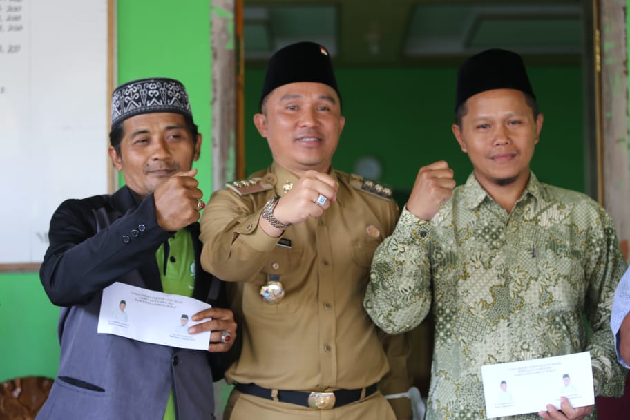 Bupati Parosil Membagikan Insentif Guru Ngaji, Marbot dan Imam Masjid untuk Dua Kecamatan