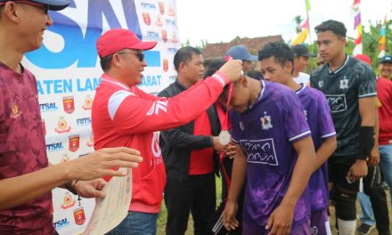 Bupati Parosil Menutup Turnamen Futsal yang diikuti 32 tim dari 15 Kecamatan