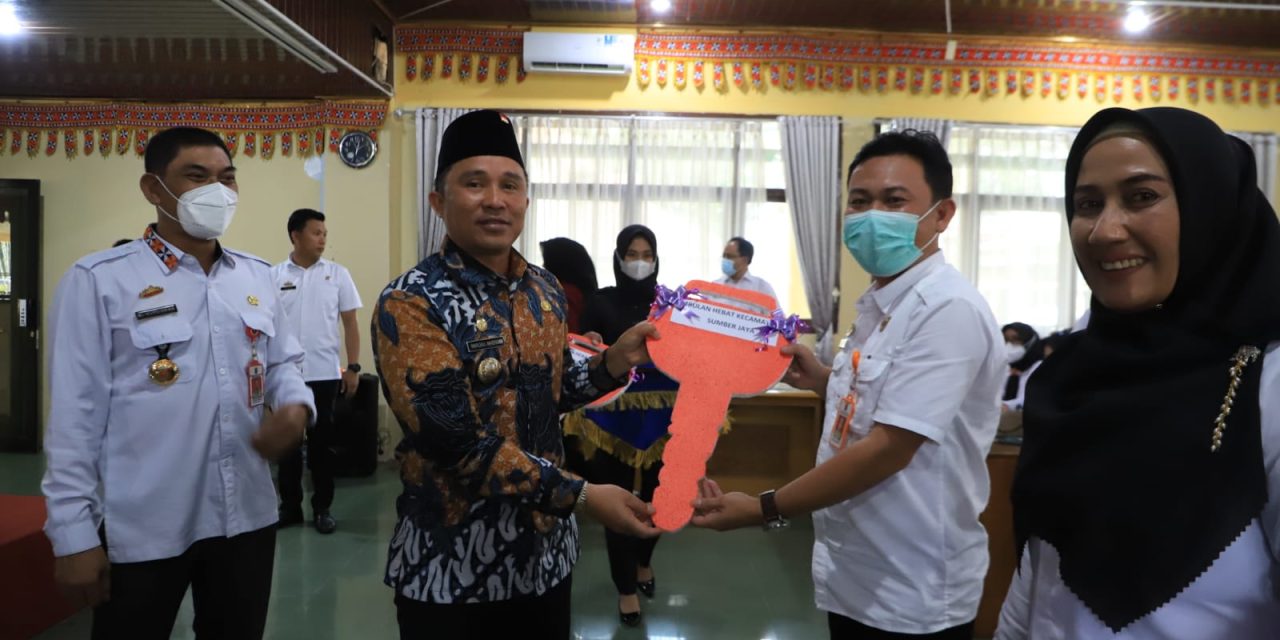 Penyerahan SK TKD, Parosil Serahkan Dua Ambulan Hebat untuk Dua Kecamatan