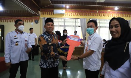 Penyerahan SK TKD, Parosil Serahkan Dua Ambulan Hebat untuk Dua Kecamatan