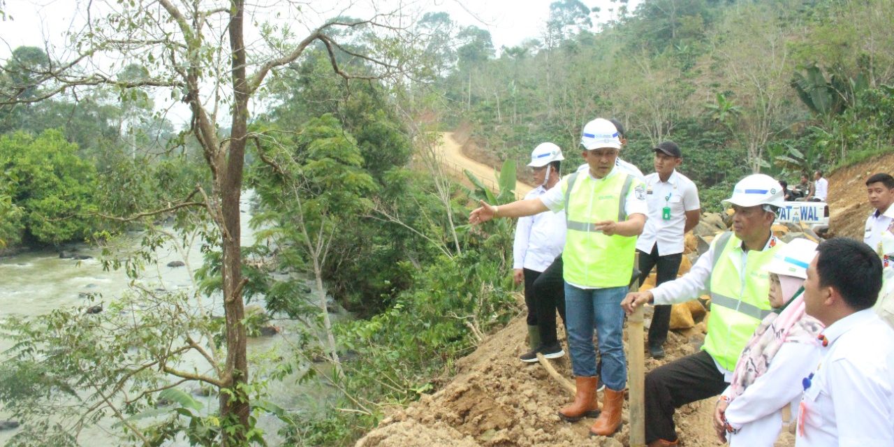 Bupati Lampung Barat melakukan Peninjauan Pembangunan PLTA oleh PT. Adimitra