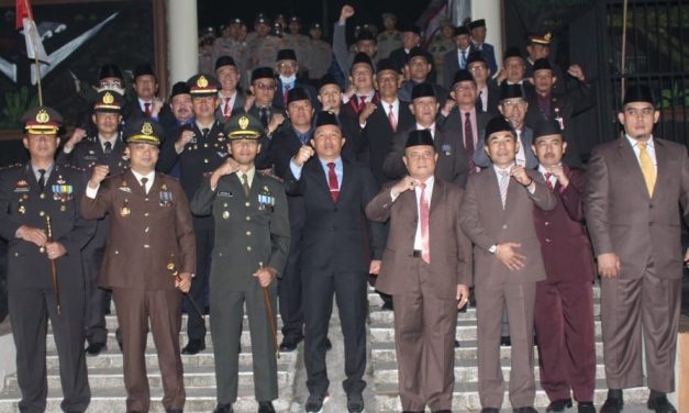Bupati dan Wakil Bupati Lampung Barat Lakukan Apel Kehormatan dan Renungan Suci di Makam Pahlawan