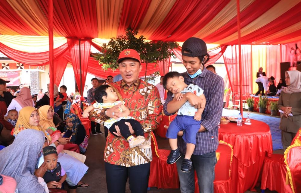 Bupati Lampung Barat Meninjau Pelaksanaan Kegiatan Posyandu Terpadu.