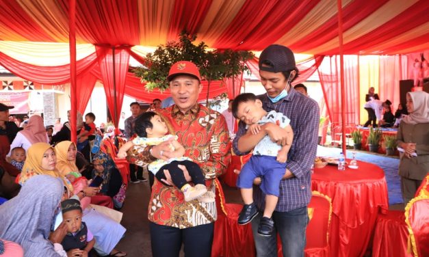 Bupati Lampung Barat Meninjau Pelaksanaan Kegiatan Posyandu Terpadu.
