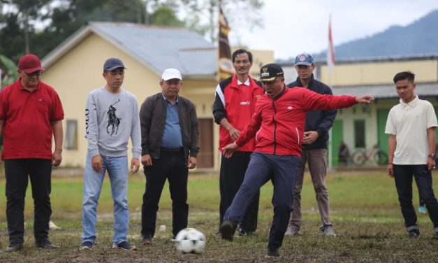 Bupati Parosil Resmi Membuka Turnamen Sepak Bola Peratin Cup Tahun 2022