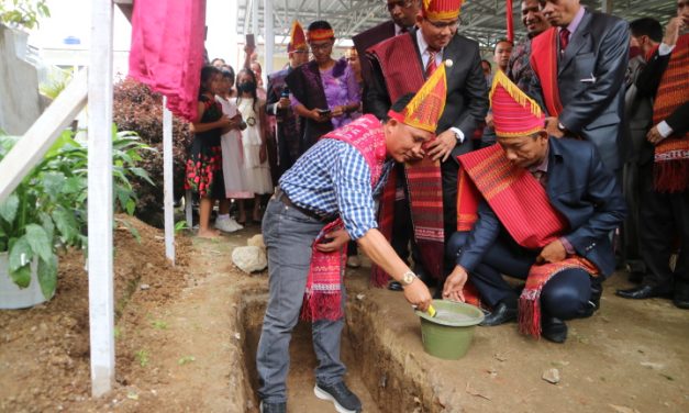 Bupati Parosil melakukan peletakan batu pertama pembangunan gereja HKBP Liwa