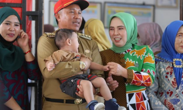 Bupati Parosil Barat Melakukan Peninjauan Pelaksanaan Posyandu di Kecamatan Sukau