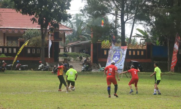 Bermain Sepak Bola Ditengah Hujan Deras, Bupati Parosil Ciptakan Gol Cantik