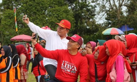 Bupati dan Wabup Lampung Barat Senam dan Jalan Sehat Bersama Ribuan Masyarakat