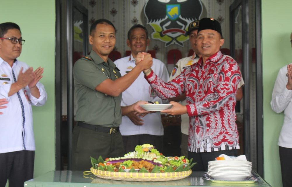 Bupati Parosil Hadiri Acara Potong Tumpeng Peringati HUT ke-77 TNI di Makodim 0422/LB