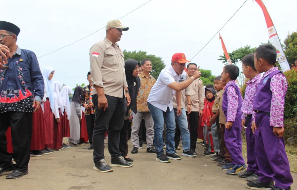 Bupati Lampung Barat Berikan 721 Seragam Gratis pada siswa-siswi Kecamatan Kebun Tebu.