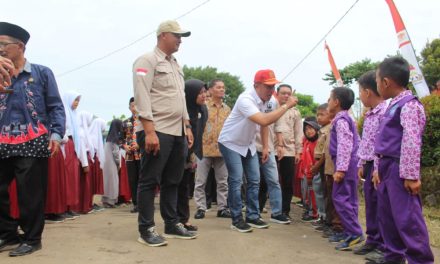 Bupati Lampung Barat Berikan 721 Seragam Gratis pada siswa-siswi Kecamatan Kebun Tebu.