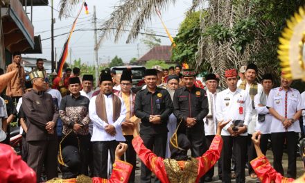 Hadiri Pelantikan Pengurus KBSB Balik Bukit, Bupati Parosil di Sambut Tarian Adat Sumatera Barat