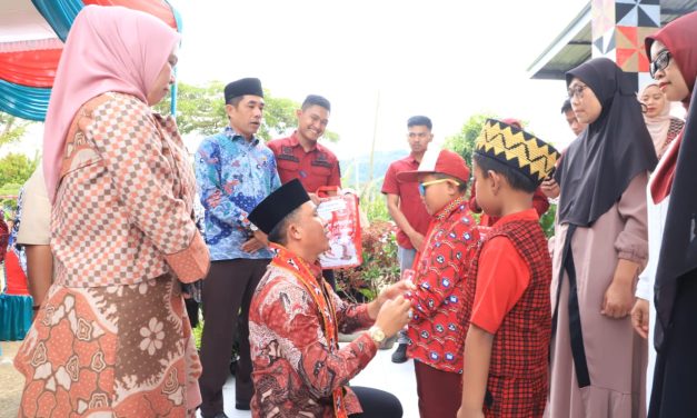 Hadiri Pengajian, Bupati Parosil Menyerahkan Seragam Sekolah Gratis