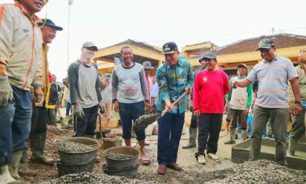 Tinjau Kelancaran Pembangunan Masjid, Bupati Parosil  Serahkan 100 Sak Semen.