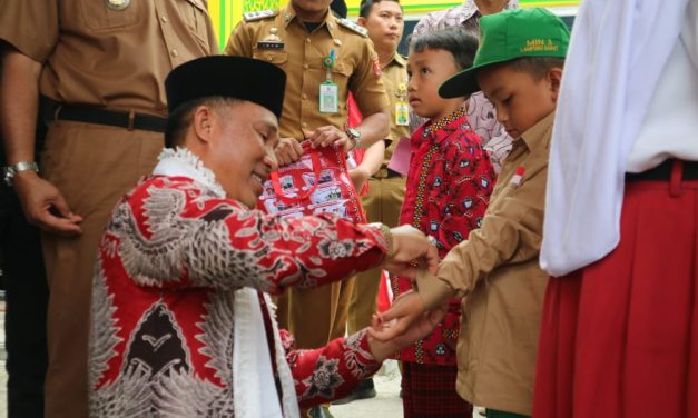 Bupati Parosil Resmikan Masjid dan Bagikan Seragam Gratis di Kecamatan Belalau