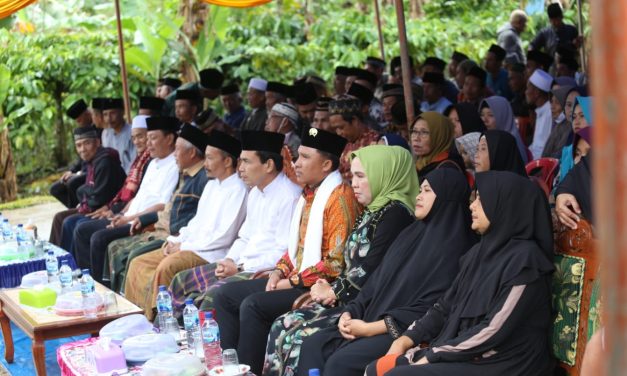 Rayakan Peringatan Maulid Nabi SAW, Bupati Parosil Hadiri Pengajian Akbar.