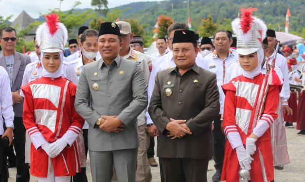 Tahun Kelima, Bupati Parosil Kembali Bagikan Seragam Gratis.