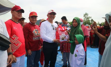 PM Lakukan Jalan Sehat Bersama Ribuan Masyarakat dan Bagikan Seragam Sekolah Gratis di Kecamatan Sekincau