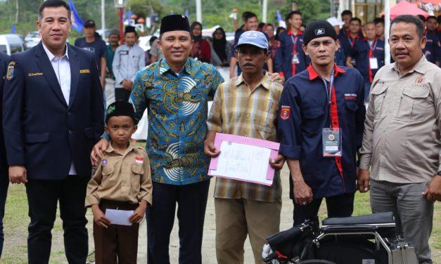 Kukuhkan Karang Taruna Lambar, Bupati Parosil Harap Dapat Menjalin Sinergitas Yang Baik.