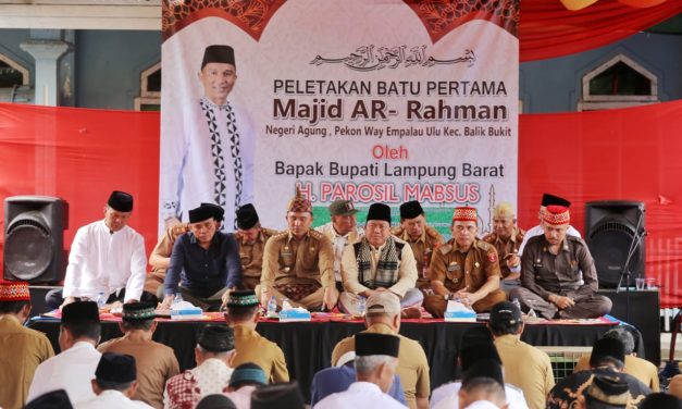 Letakkan batu pertama pembangunan masjid, Bupati Parosil harap masjid tersebut dapat meningkatkan keimanan dan ketaqwaan