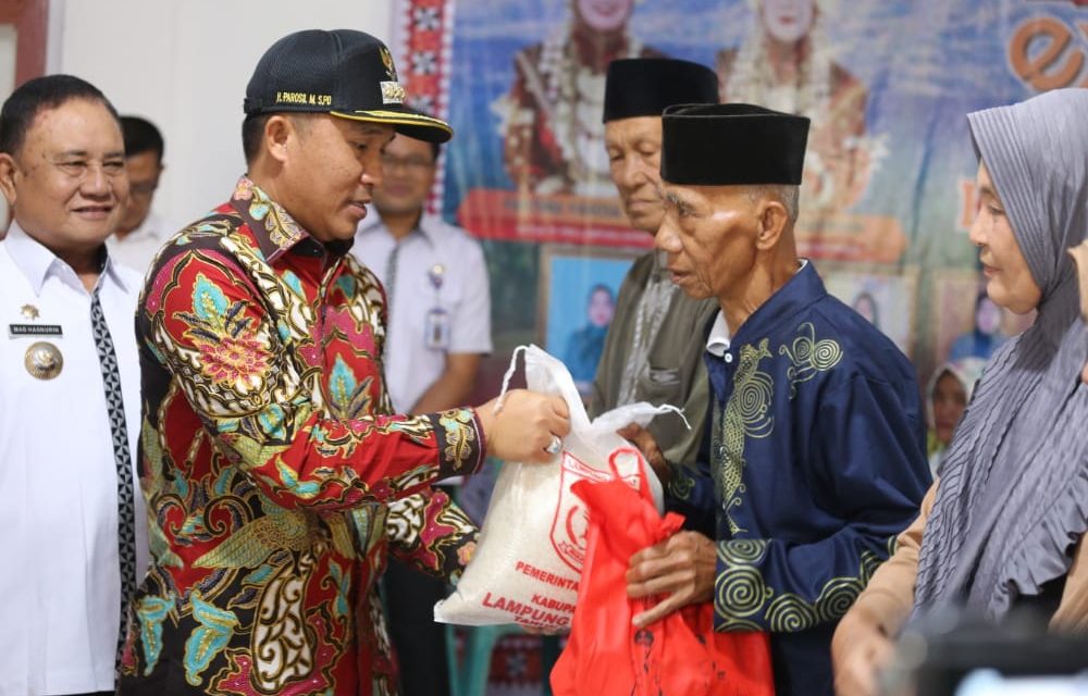 400 Lansia di Kecamatan Belalau Menerima Bantuan Sembako dari Bupati Lampung Barat