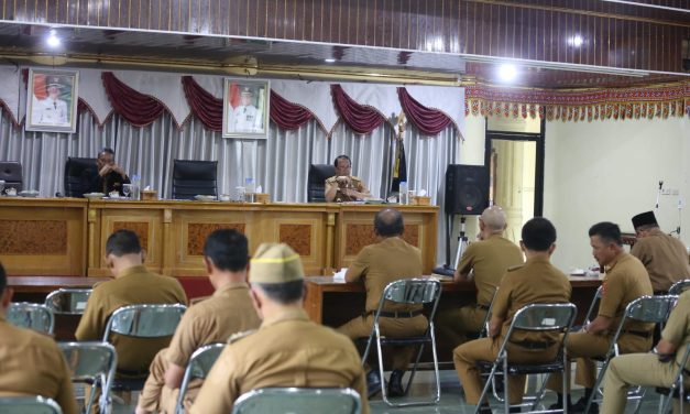 Peringatan Hari KORPRI, Lingkungan Hidup, HKN dan PGRI, Pemkab Lambar Gelar Jalan Sehat.