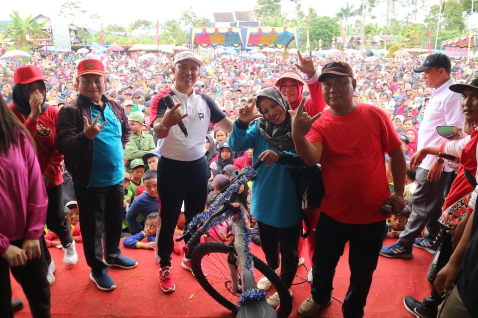 PM Lakukan Jalan Sehat Bersama Ribuan Masyarakat Kecamatan Pagar Dewa dan Menyerahkan Bantuan