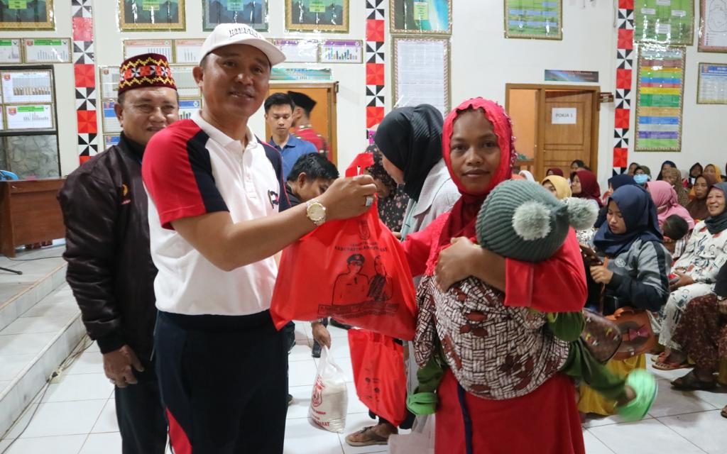 350 lansia kecamatan Sekincau terima bantuan paket sembako