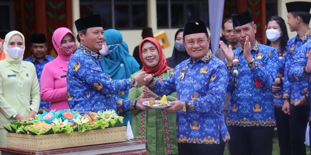 PNS Teladan di Pemkab Lampung Barat Terima Penghargaan dari Wakil Bupati