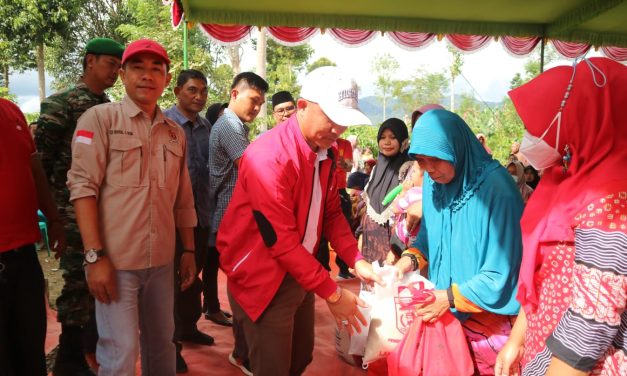 Ringankan beban masyarakat, Bupati Parosil serahkan bantuan sembako