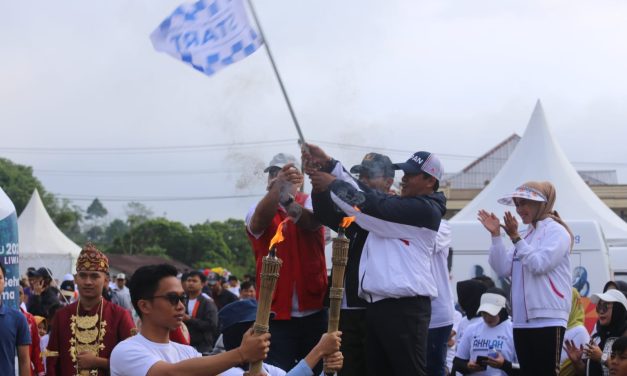 Buka Jalan Sehat Peringatan  HUT Ke-25 BUMN, Pj. Bupati Lambar Sebut Perkuat Sinergiritas.