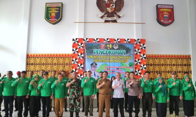 Pj. Bupati Lambar Kukuhkan 45 Orang Pengurus Komunitas Peduli Sungai Dan Danau.