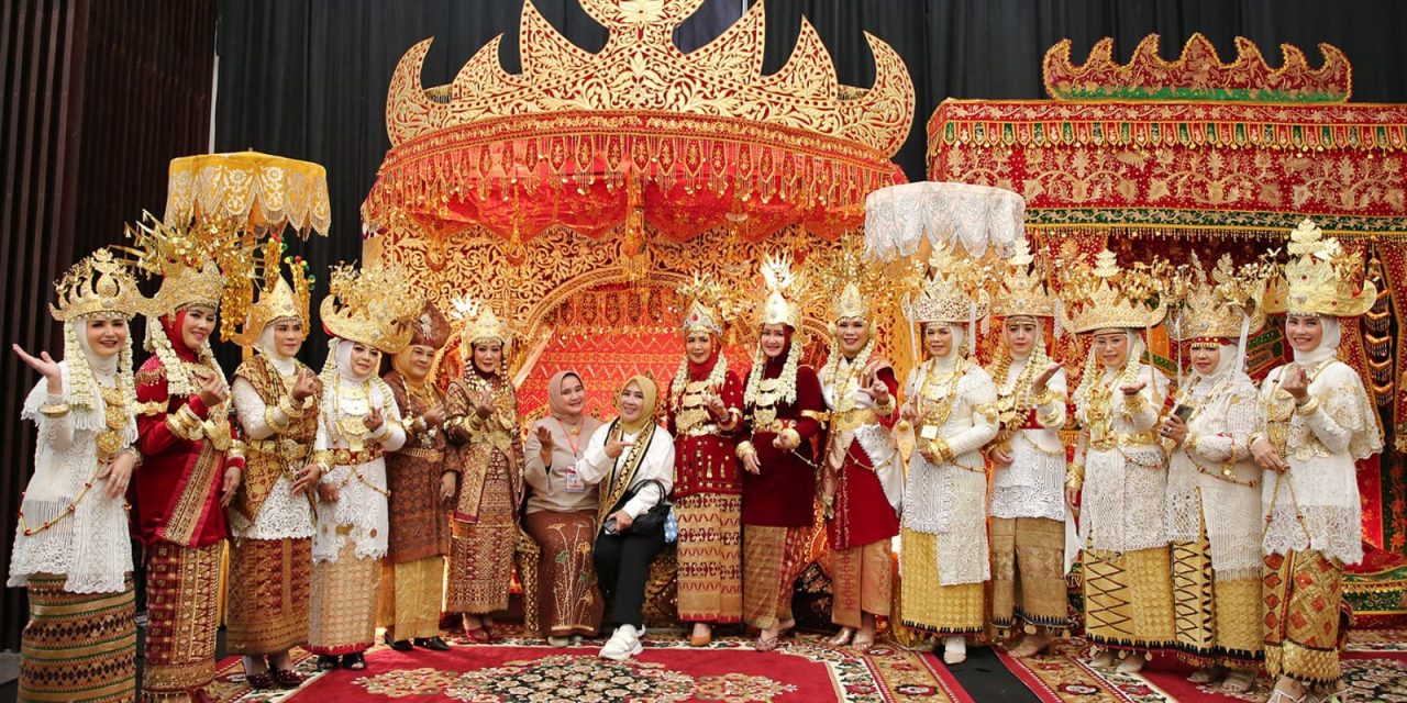 Ketua Dekranasda Lampung Barat Zelda Naturi Nukman Turut Sambut Ibu Negara di Mahan Agung.