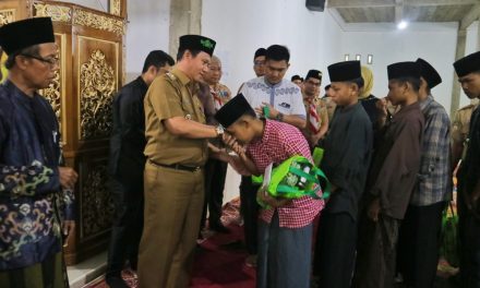 Pj. Bupati Lampung Barat serahkan santunan kepada santri yang kurang mampu
