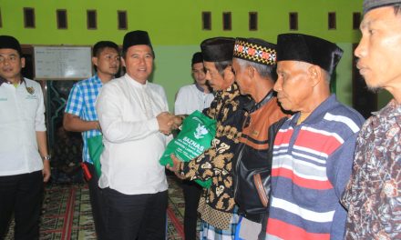 Masyarakat Kecamatan Lumbok Seminung Terima Bingkisan Sembako Dari Pemkab Lampung Barat