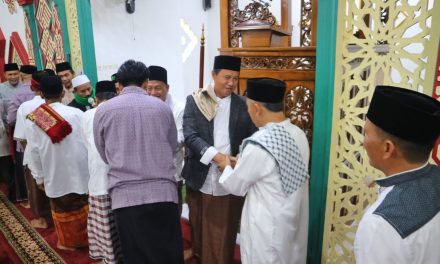 Pj. Bupati Lambar Beserta Jajaran Laksanakan Shalat Idul Fitri Bersama Warga Kelurahan Way Mengaku.