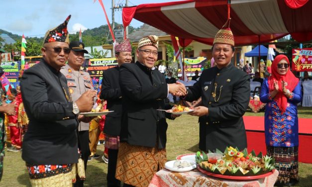 Berbagai Baju Adat Mewarnai Upacara Hardiknas 2023 Tingkat Kabupaten Lambar.