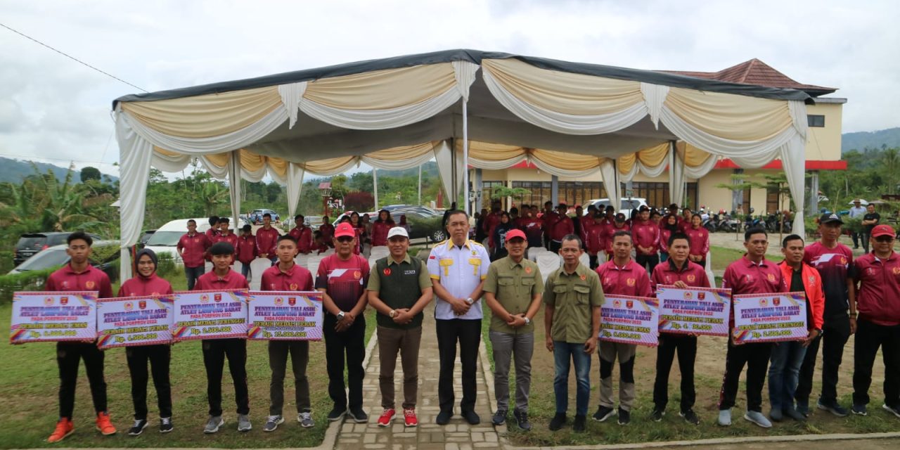 Para Atlet dan Pelatih Peraih Medali di Porprov Lampung IX Terima Tali Asih Dari Pemkab Lampung Barat